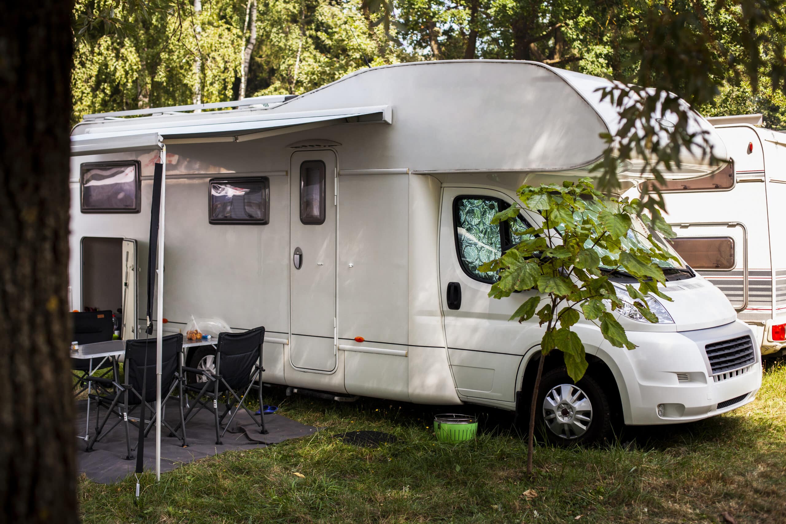 Un autocaravana, en una zona estancial habilitada para este tipo de usos
