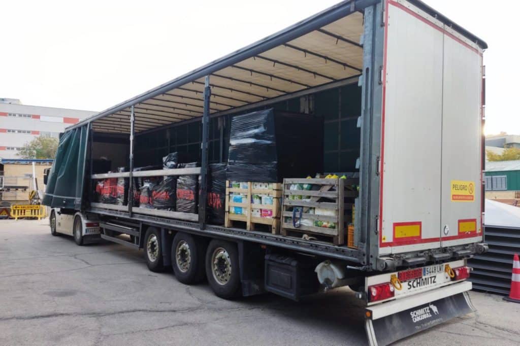 Tráiler con material y comida donada por la ciudadanía de Rivas para los afectados por la DANA