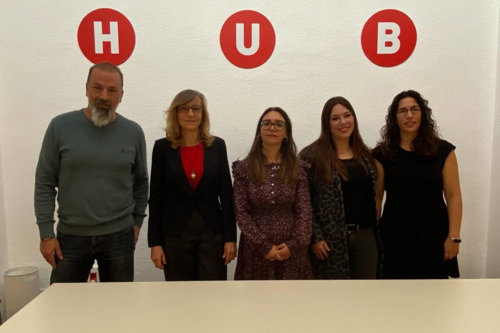 La alcaldesa de Rivas y la concejala de Desarrollo Económico y Empleo, con representantes de la Asociación de Comercios de Rivas, ASEARCO y del servicio técnico de asesoramiento de Rivas Emprende