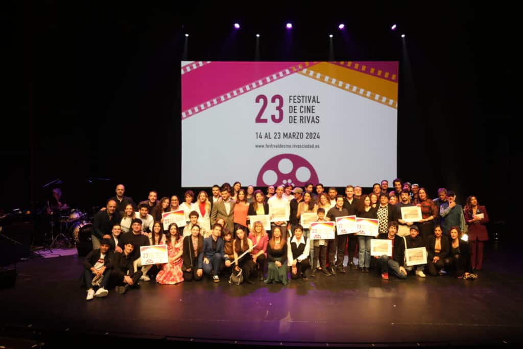 Foto de familia con las personas nominadas y premiadas en el Festival de Cine de Rivas 2024