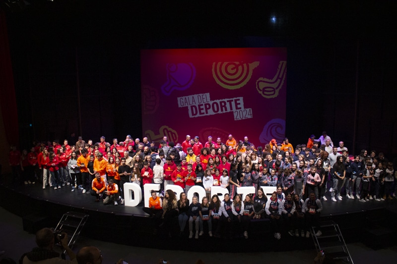 Deportistas premiados y autoridades en la IV Gala del Deporte de Rivas (foto: Diario de Rivas)