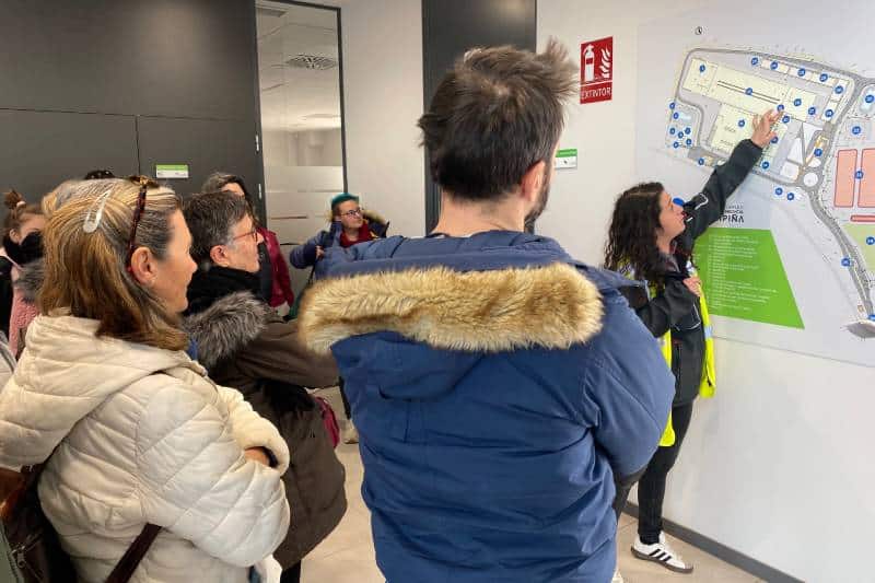Los vecinos y vecinas de Rivas reciben explicaciones en la planta de reciclaje de Loeches