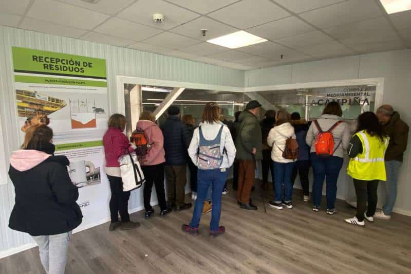 El grupo de Rivas observa la zona de trabajo de la planta de La Campiña