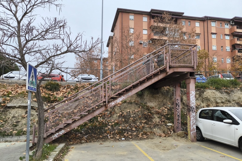 Escaleras de acceso al parking del metro de Rivas Urbanizaciones (foto: Diario de Rivas)
