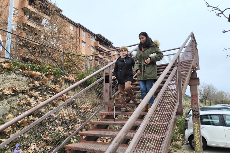 Una vecina es ayudada a bajar las escaleras (foto: Diario de Rivas)