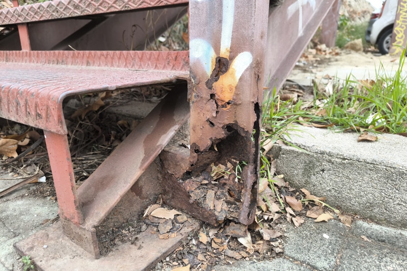 El óxido deteriora la base de la escalera (foto: Diario de Rivas)