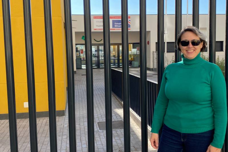 Mavi López, presidenta de FAPA, en la puerta del CEIP Hispanidad