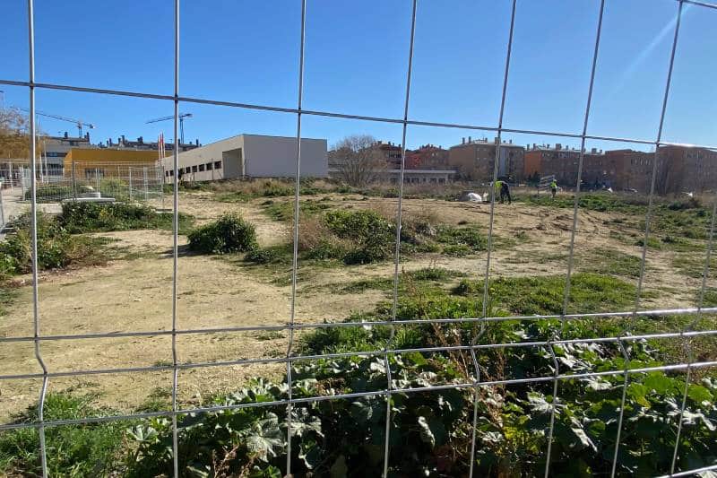 Los primeros operarios han vallado la parcela del colegio Hispanidad para que empiecen las obras