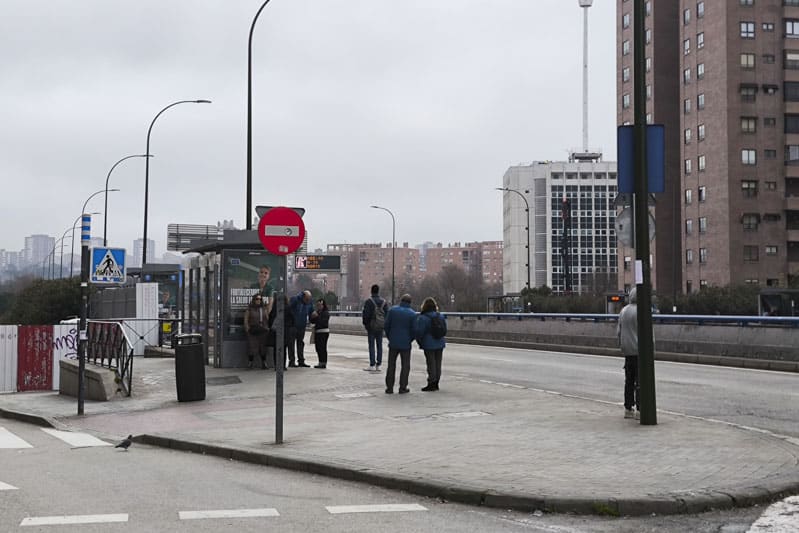 Trabajadores de la EMT informan a los usuarios de autobuses urbanos en Conde de Casal (foto: Diario de Rivas)