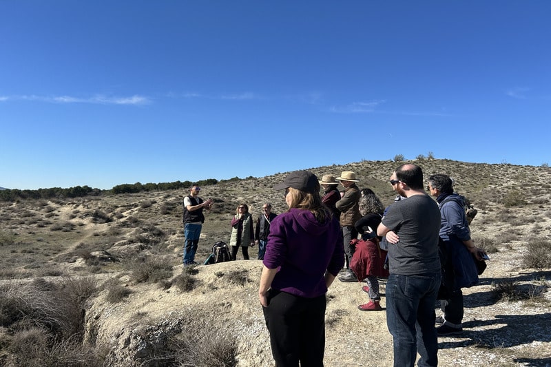 Tristán Gonzalez, técnico de Turismo y Patrimonio del Ayuntamiento de Rivas, explicando aspectos de la trinchera (Foto:Diario de Rivas)