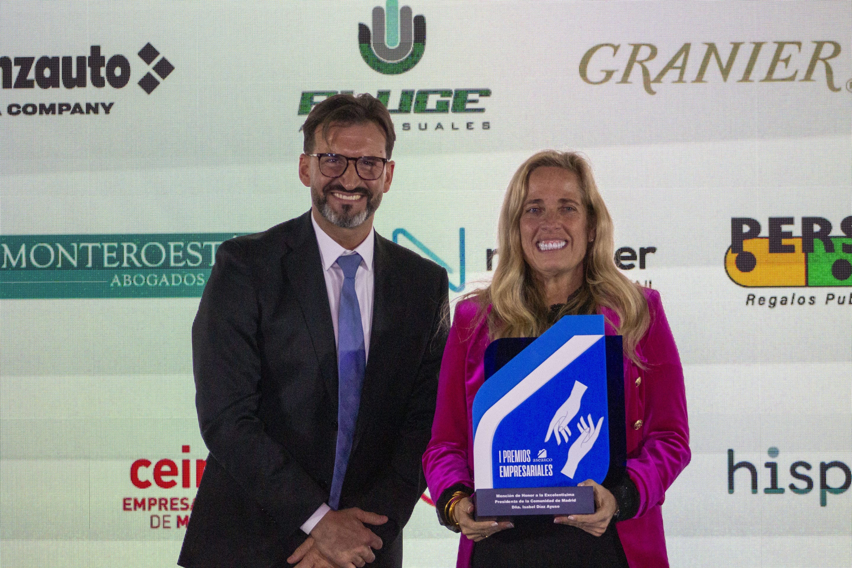 La consejera Rocío Albert recoge la mención de honor en nombre de Isabel Díaz Ayuso (foto: Diario de Rivas)