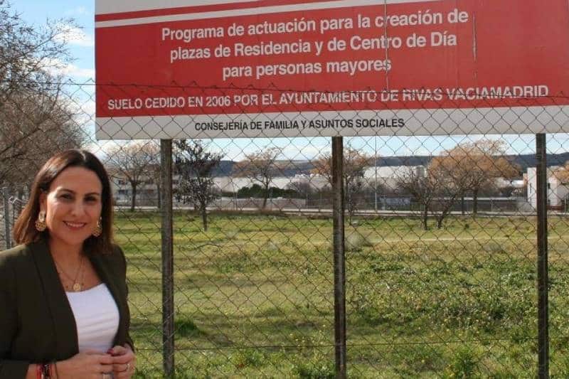 Eliana Palacios, en la parcela cedida por Rivas para la construcción de una residencia