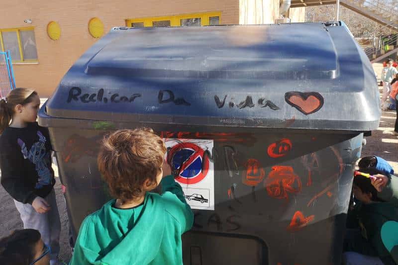 Pintando contenedores para su reutilización