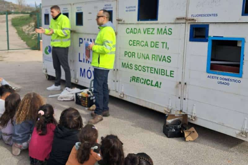 Actividad con el punto limpio móvil en un colegio de Rivas