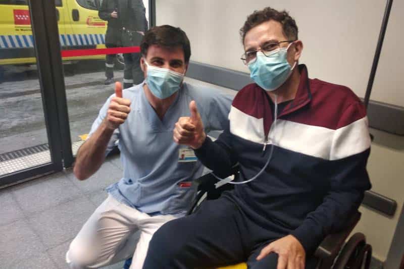 Enrique Caldevilla, director de Enfermería del Hospital del Sureste, y Carlos, el día que le dieron el alta tras pasar por la UCI del hospital debido a la Covid