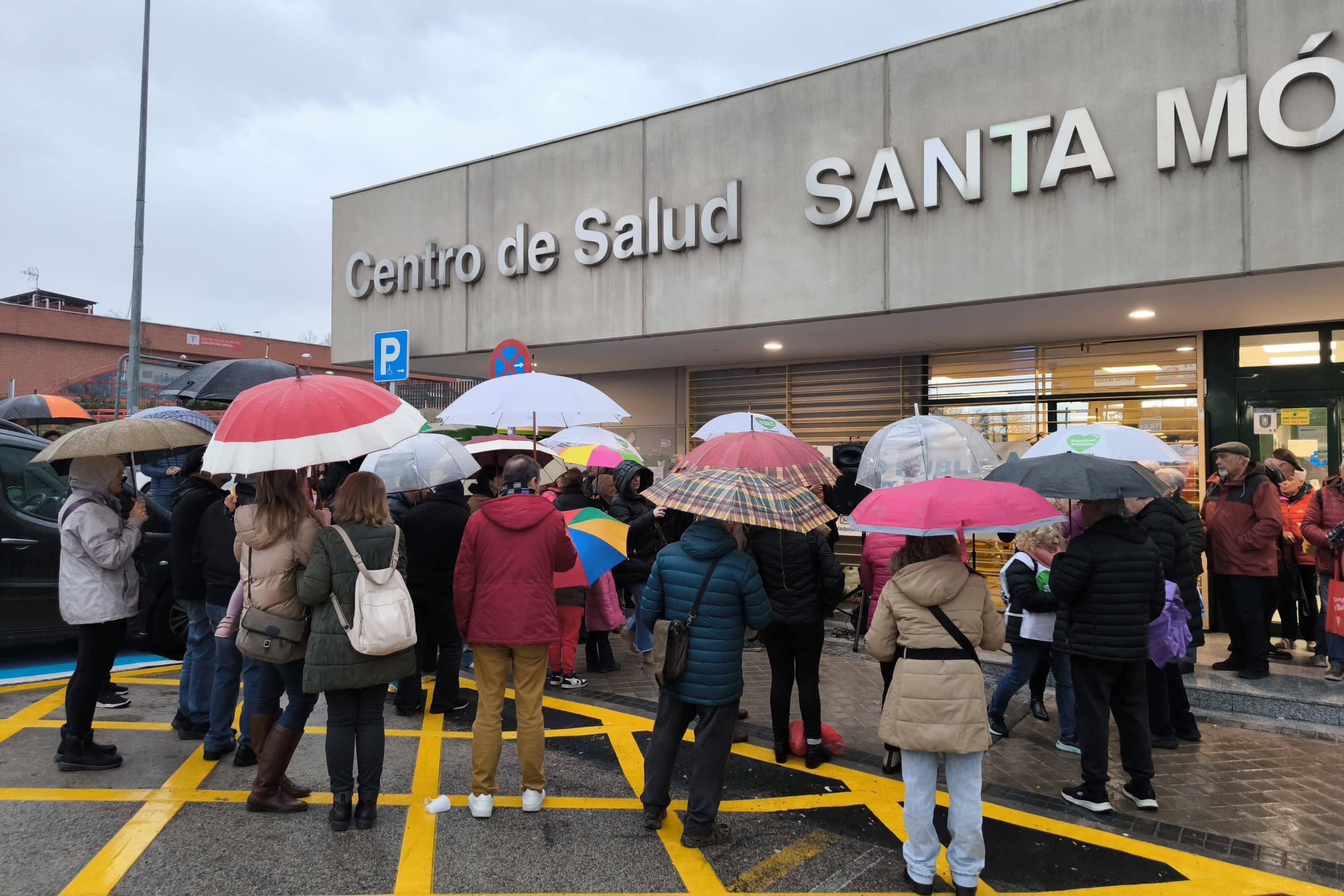 La Plataforma Rivas con la Sanidad Pública se concentra en el centro de salud Santa Mónica (foto: Diario de Rivas)