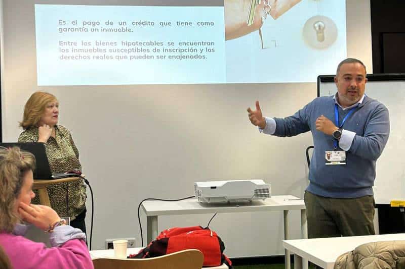 Enrique, asesor hipotecario de Uniges Credit, dando una conferencia sobre la materia