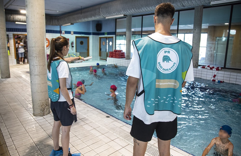 Campamento verano en la piscina del polideportivo