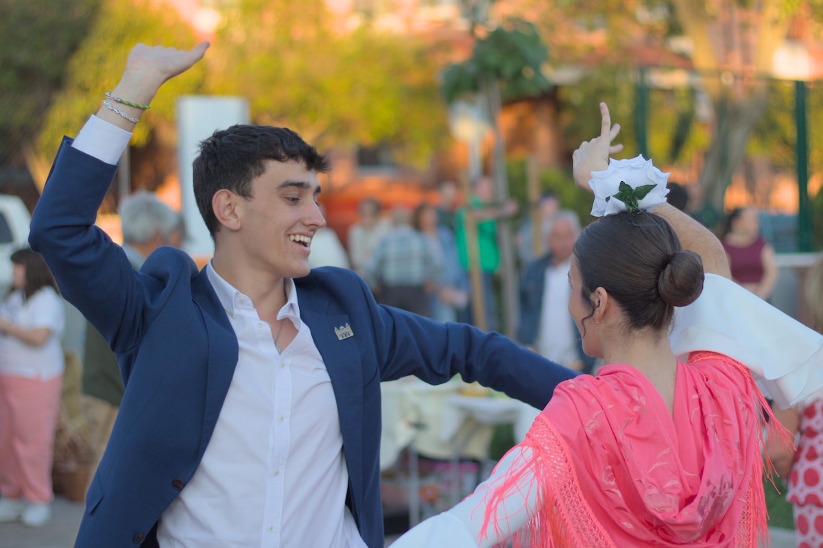 Una pareja baila durante la IV Feria de Abril del Casco (foto: Jaime Moya)