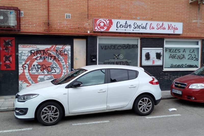 Pintadas en la fachada de la sede del PCE de Rivas