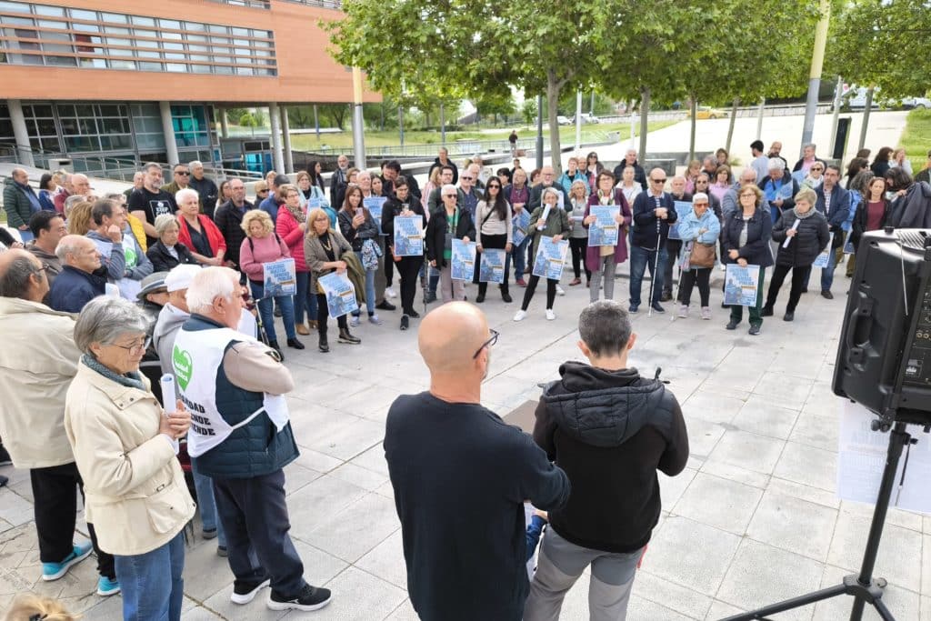 Más de un centenar de personas se concentró para la entrega de las firmas (foto: Diario de Rivas)