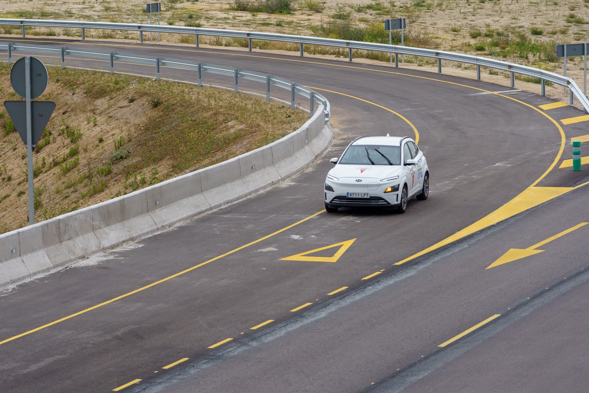 Primeros coches saliendo desde Rivas a la M 50 el día de la inauguración de la primera fase del enlace. © Fernando Galán