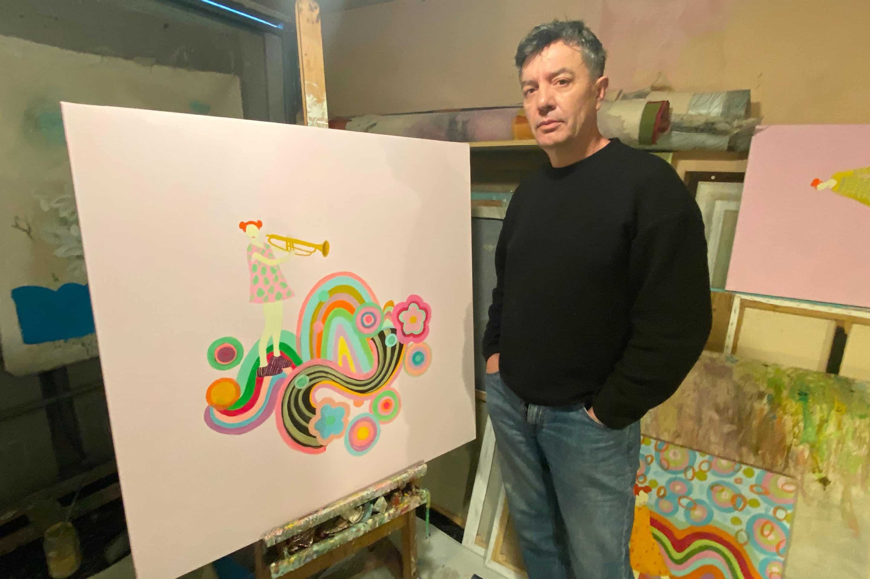 Juan Antonio Tinte posa con el cuadro que ha cedido para el cartel de las Fiestas de Rivas