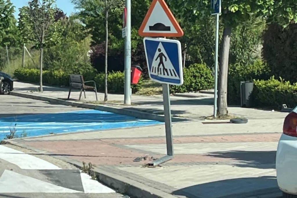 Señal doblada en el paso de peatones donde la AFA del Mario Benedetti pide la instalación de un semáforo