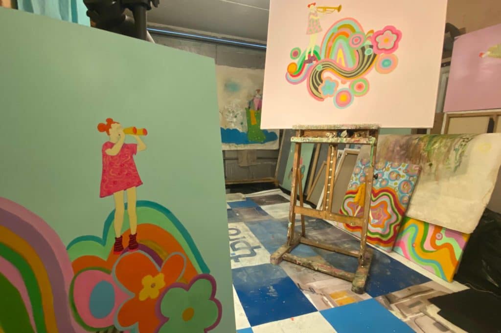 La Señorita Pinckleton, en varios cuadros que tiene en su estudio Juan Antonio Tinte