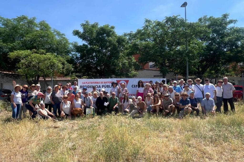 Concentración de la plataforma de Mayores de Rivas en la parcela cedida a la Comunidad de Madrid para la construcción de una residencia pública (DIario de Rivas)