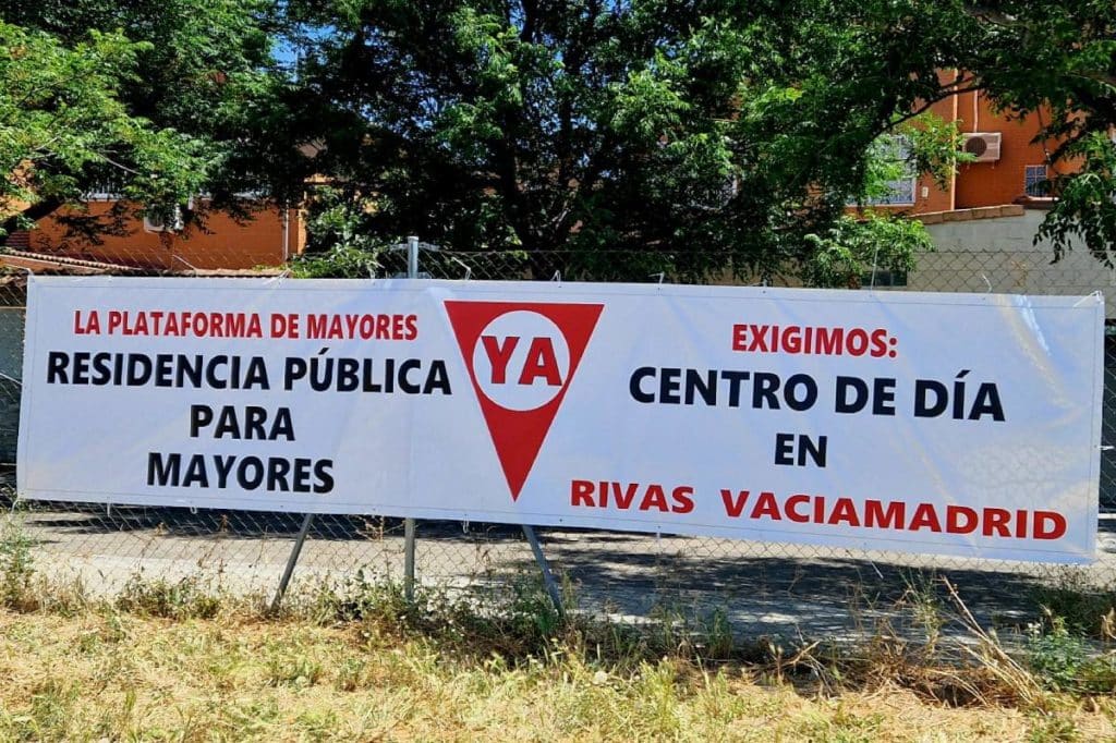 Concentración de la plataforma de Mayores de Rivas en la parcela cedida a la Comunidad de Madrid para la construcción de una residencia pública