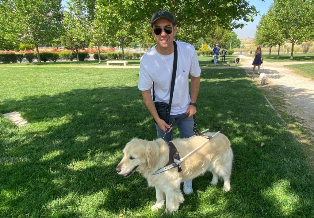 Andrés Campos, con su perro Yoss, en el barrio de La Luna