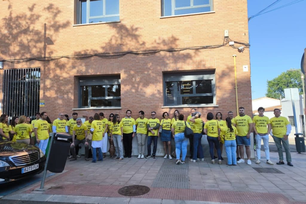 Cooperativistas a las puertas del pleno del Ayuntamiento (foto: Diario de Rivas)