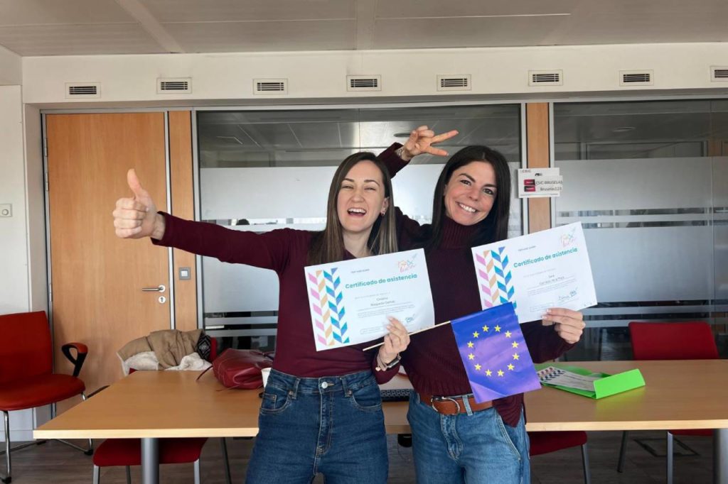 Sara Carriedo y Cristina Maqueda, directora y profesora del CEIPSO La Luna respectivamente, con el diploma de la formación recibida dentro del programa Erasmus+