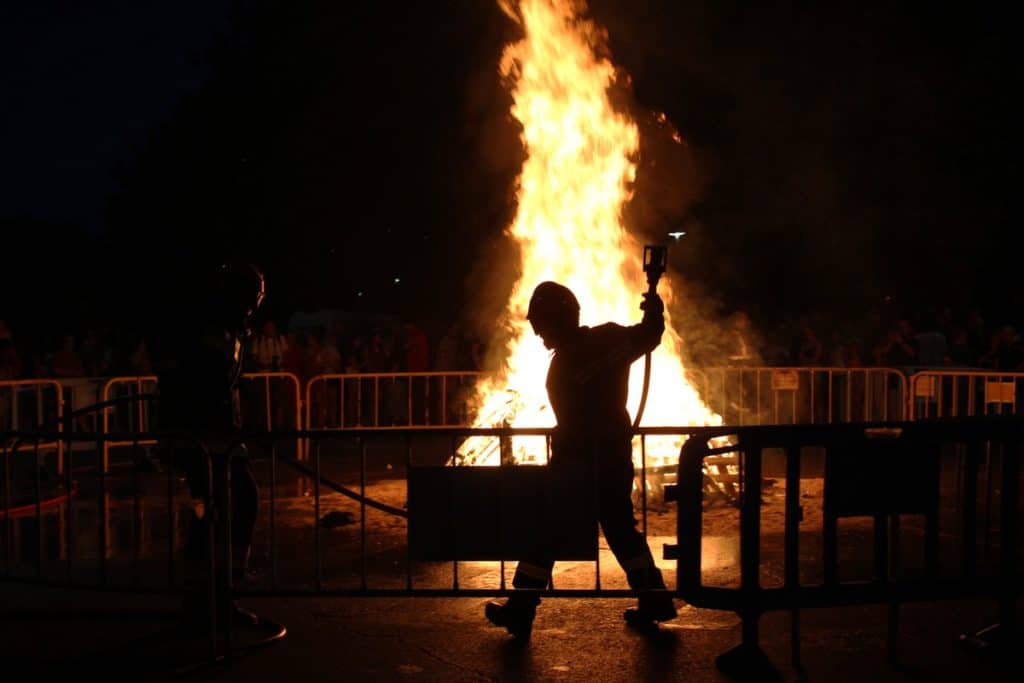 Hoguera de San Juan en las fiestas de Covibar (foto: Diario de Rivas)
