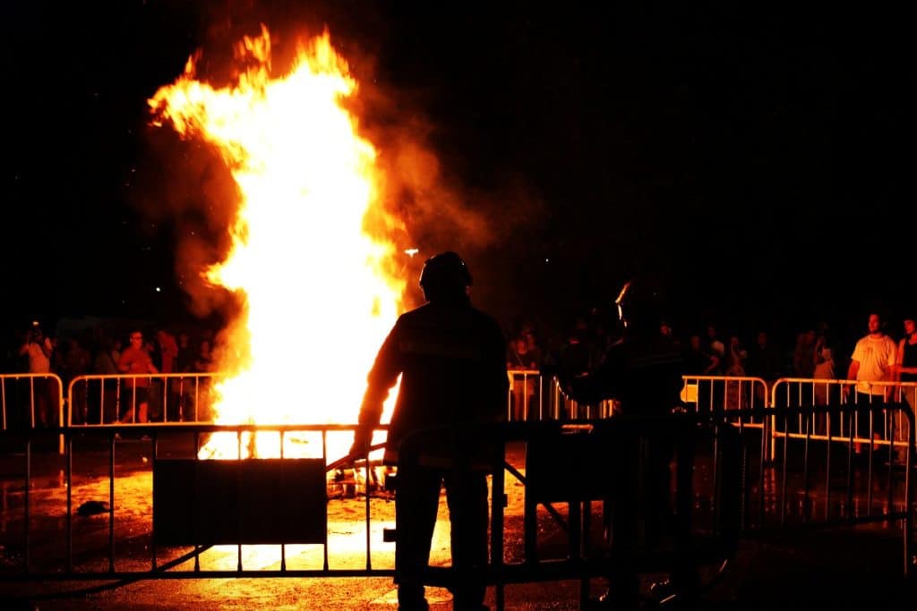 Hoguera de San Juan en las fiestas de Covibar (foto: Diario de Rivas)