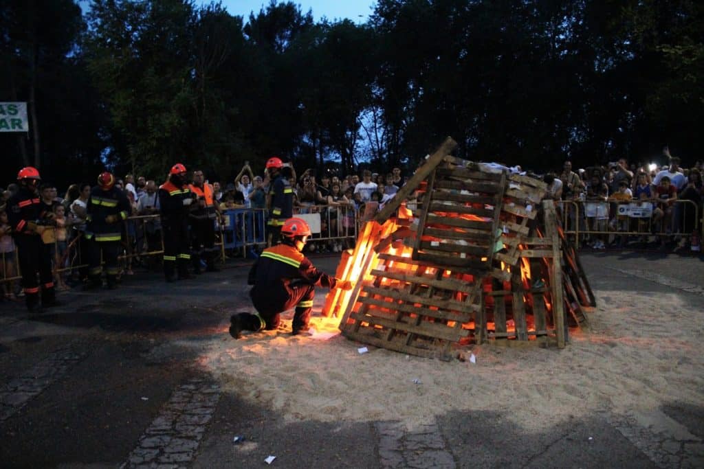 Hoguera de San Juan en las fiestas de Covibar (foto: Diario de Rivas)