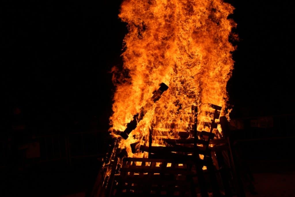 Hoguera de San Juan en las fiestas de Covibar (foto: Diario de Rivas)