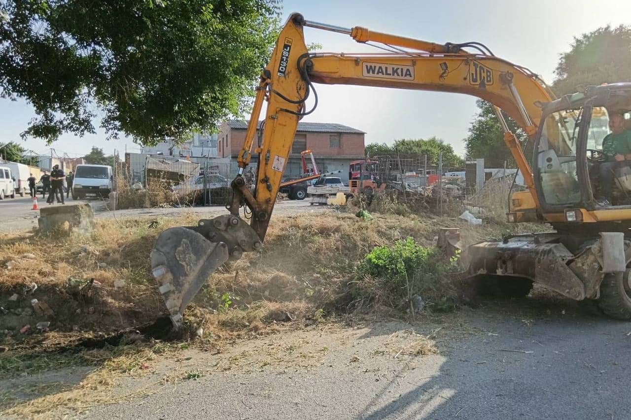 Maquinaria pesada en la operación del Ayuntamiento de Rivas en la antigua M-823 entre los sectores 3 y 4 de Cañada Real