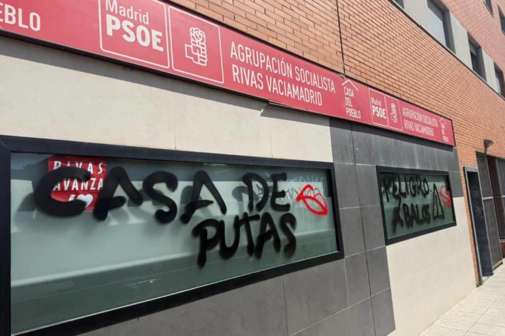 Pintadas en la sede del PSOE de Rivas