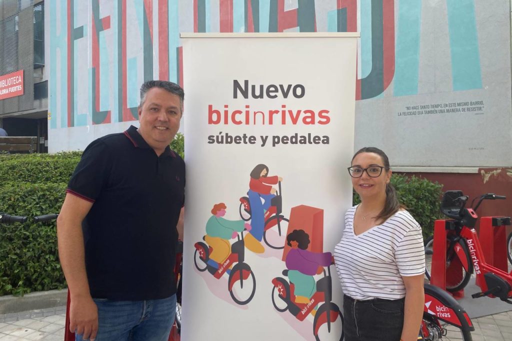 Juan José González, concejald e Movilidad, y Aída Castillejo, alcaldesa de Rivas, en la presentación del nuevo sistema de BicinRIvas
