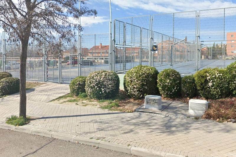 Pistas de barrio en la confluencia de las calles Ana María Matute y Jorge Guillén