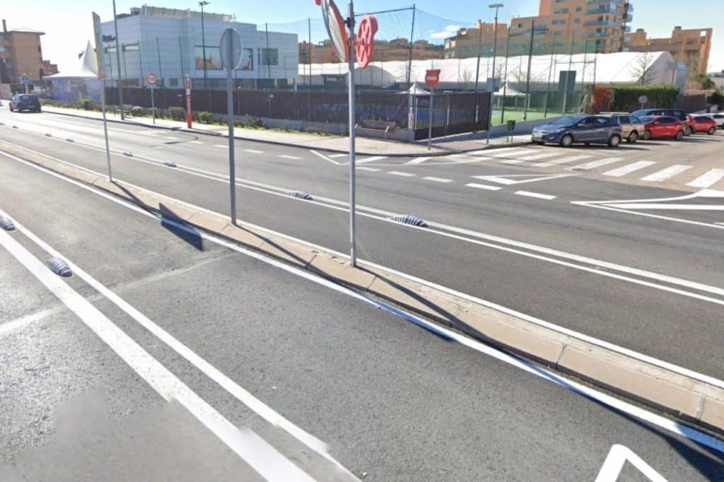 Calle José Hierro, donde se va a eliminar la mediana central y a recuperar un segundo carril en sentido Oeste-Este
