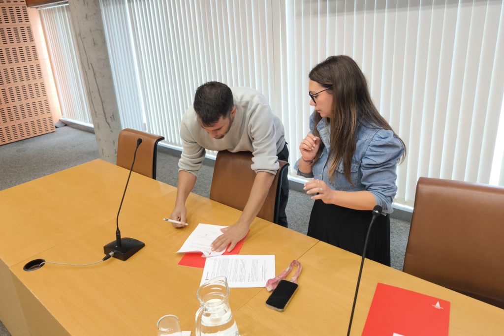 Firma del convenio con Una escuela para Wonji (foto: Diario de Rivas)
