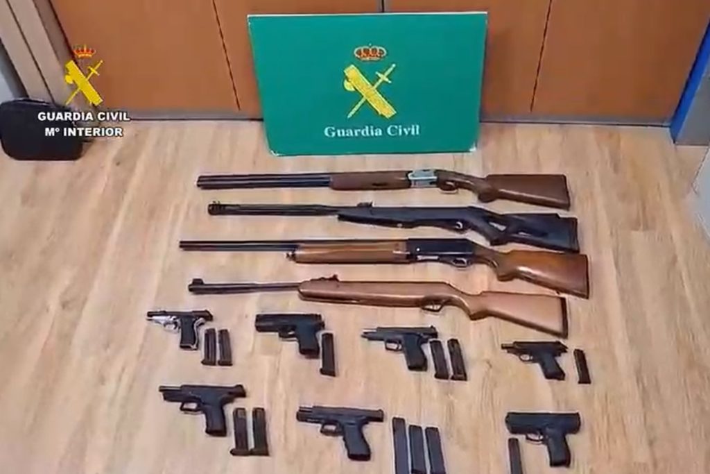 Armas de fuego requisadas durante la Operación "Sanitatem" (foto: Guardia Civil)