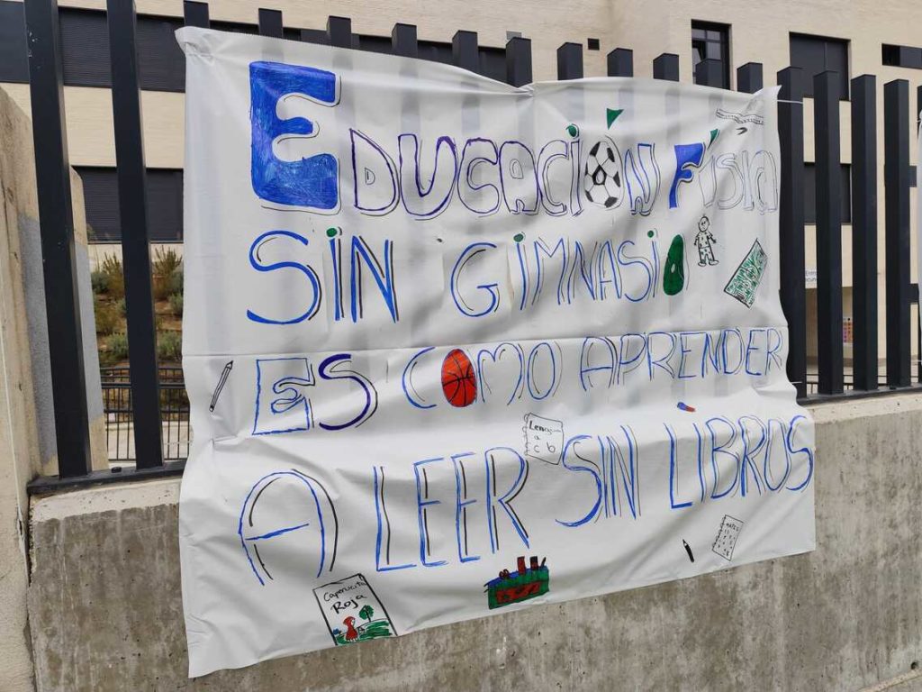 Pancartas colgadas en el exterior del CEIPSO La Luna (Foto: Leticia)