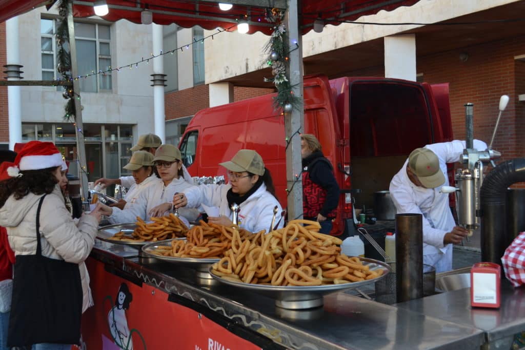 Chocolatada con churros durante el encendido de luces de Navidad (Foto: Diario de Rivas)