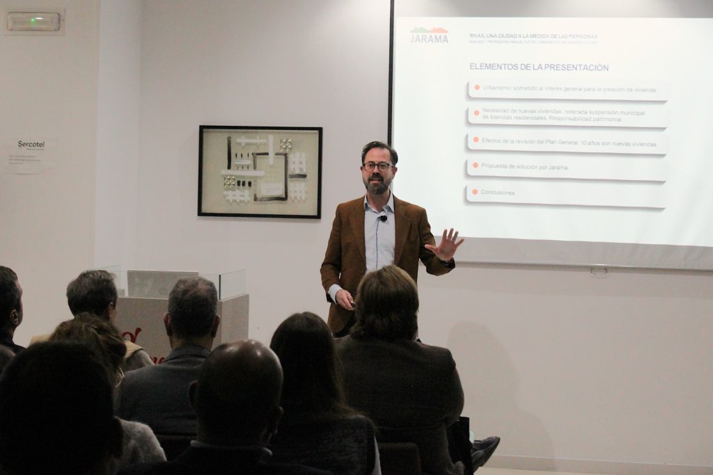 Alfonso Vázquez en la jornada 'Rivas, una ciudad a la medida de las personas' organizada por Jarama Desarrollos inmobiliarios (foto: Diario de Rivas)