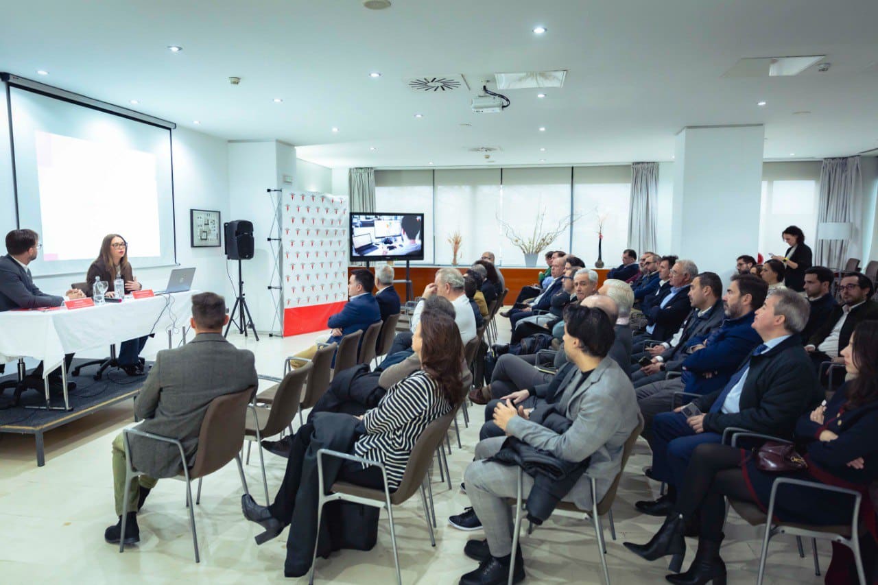La alcaldesa se dirige a los empresarios participantes en el encuentro Rivas Business Meet Up (foto: Ayto. Rivas)