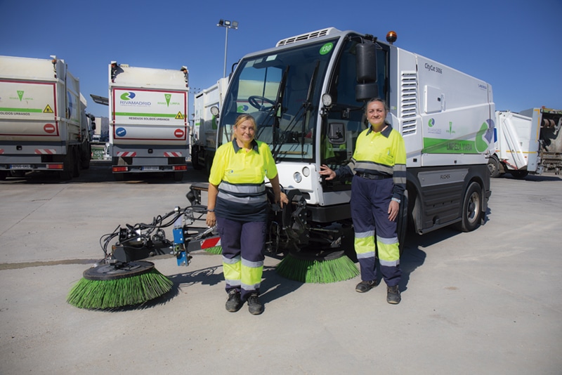 Conductoras de barredora de Rivamadrid (foto: Ayto. Rivas)